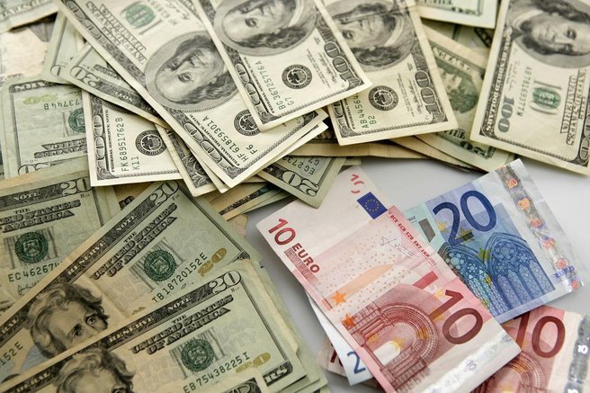 Trgi pretreseni: Dolar strmoglavil, evro najvišje po letu 2022