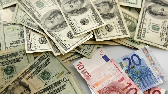 Je vrednost evra že dosegla dolar? (foto: Profimedia)