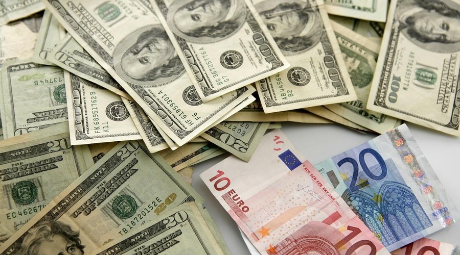 Je vrednost evra že dosegla dolar? (foto: Profimedia)
