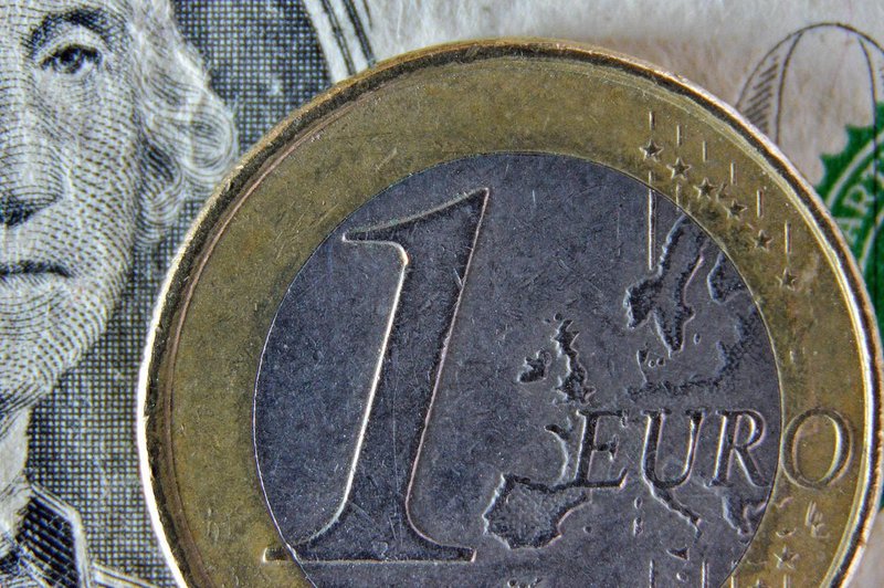 Skupna evropska valuta je pod en dolar padla 13. julija, kar se je zgodilo prvič po decembru 2002.