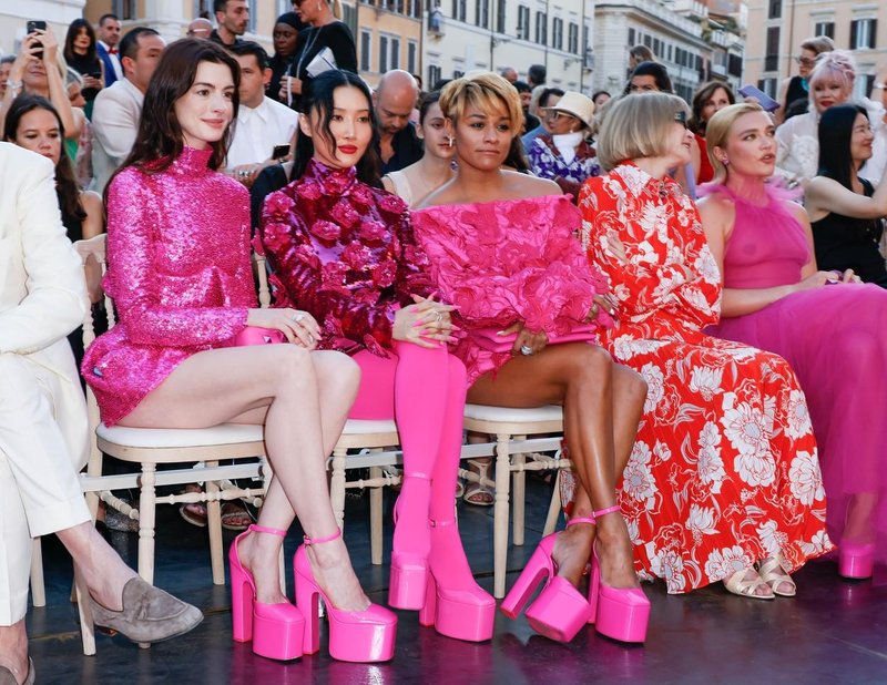 Od leve proti desni: Anne Hathaway, Hwasa, Ariana DeBose, Anna Wintour in Florence Pugh