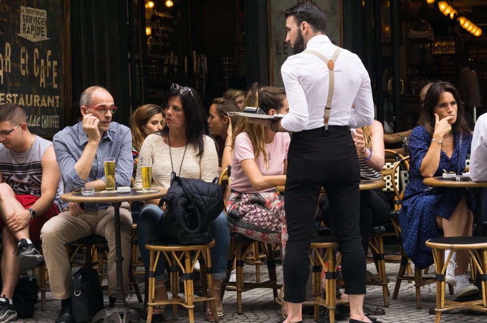 (VIDEO) Nov trend: restavracije, kjer so natakarji do vas nesramni. Bi jih obiskali? (foto: Profimedia)