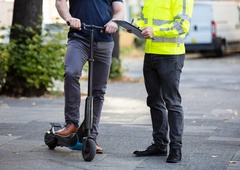 Policisti bodo prežali na voznike električnih skirojev. Razkrivamo, KJE