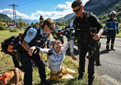 Kdo so protestniki, ki so ustavili etapo Dirke po Franciji?