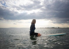 52-letna surferka o pravici do staranja: "Zakaj mi je VSEENO, kako stara sem videti!"
