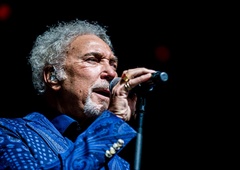 Tom Jones zanika vse govorice o razlogih za odpoved koncerta