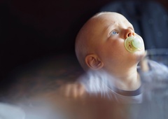 S trgovinskih polic umaknili izdelek, zaradi katerega bi se lahko dojenčki zadušili