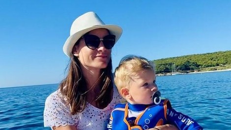 Sara Isaković s sinom pristala v bolnišnici