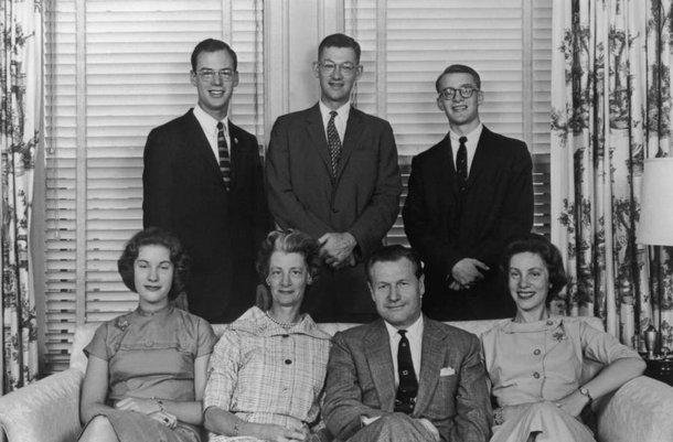 Michael Rockefeller (desno zgoraj) z družino.