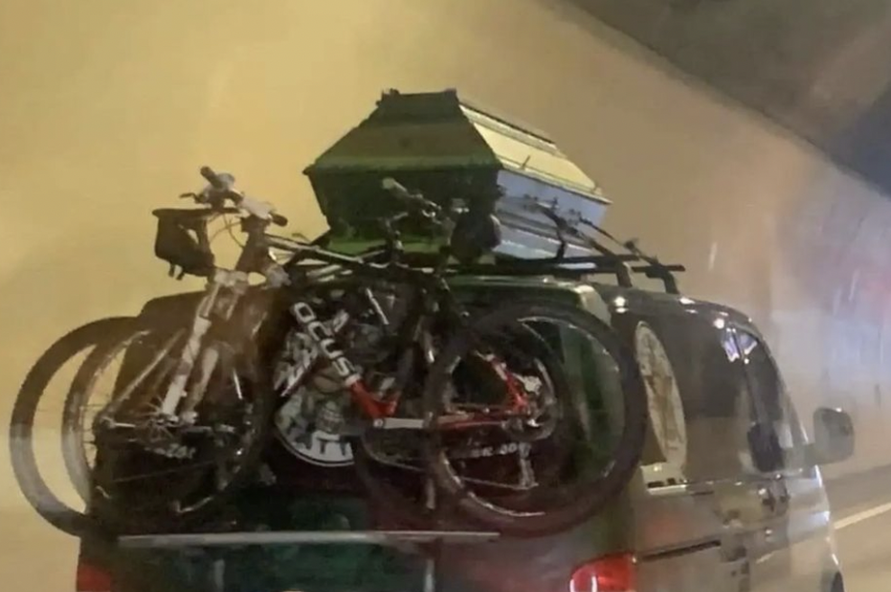 Nenavaden prizor pri sosedih: na strehi avta je imel privezano krsto (foto: Instagram/dnevna_doza_prosj_dalmatinca)
