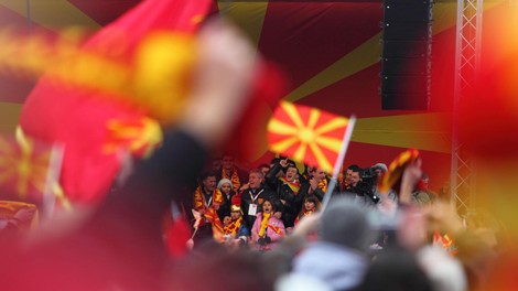 Velik preobrat v Skopju: Bruselj pozdravil sprejem predloga