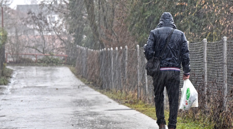 Močnejši nalivi so že zajeli Slovenijo: poglejte, kam se pomikajo deževni oblaki (radarska slika padavin) (foto: Bobo)
