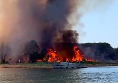 Turisti so morali zaradi požara zbežati v morje!