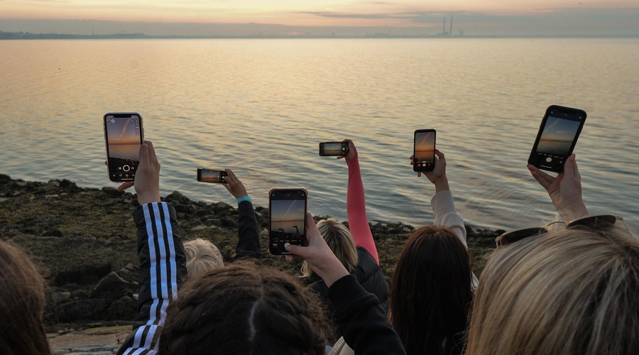 Kako zaščititi mobilni telefon na dopustu in kako ga lahko najdete, če ga izgubite ali vam ga ukradejo? (foto: Profimedia)