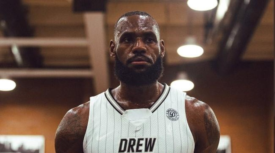 Zakaj LeBron James ne mara navijačev? (foto: Twitter/Drew League)