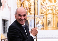 Janez Janša uživa na novi lokaciji, mu družbo dela tudi Urška?