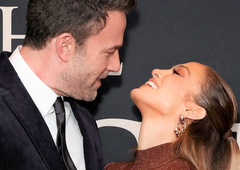 J. Lo kar ŽARI od sreče: sledilcem je pokazala poročni prstan!