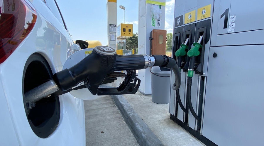 Če imate prazen tank in tanko denarnico, raje še danes zavite na 'pumpo': gorivo bo dražje (poglejte, za koliko) (foto: Bobo)