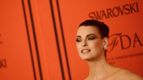 Linda Evangelista se vrača! Po iznakaženju in globoki depresiji je posnela novo fotografijo