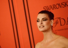 Linda Evangelista se vrača! Po iznakaženju in globoki depresiji je posnela novo fotografijo