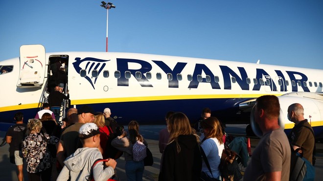Grožnja z bombo na letalu družbe Ryanair (foto: Profimedia)