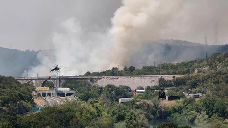 Pozor! Zaradi požara je promet močno oviran