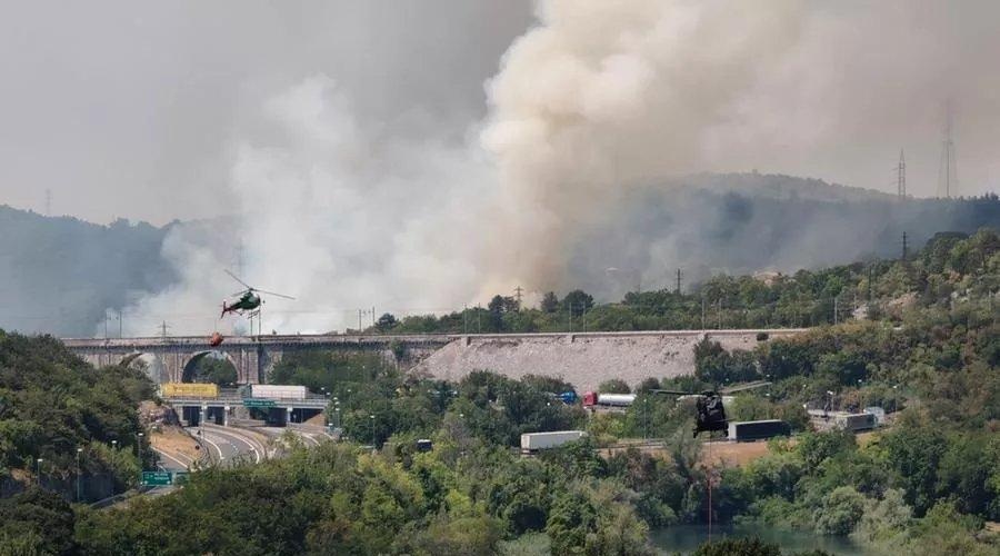Pozor! Zaradi požara je promet močno oviran (foto: Infopot)