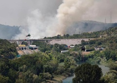 Pozor! Zaradi požara je promet močno oviran