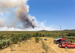 Ni še konec: Kras ponovno gori, prekinjen je cestni in železniški promet