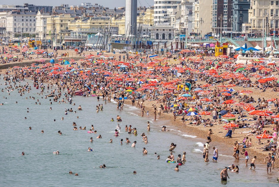 Plaže v Veliki Britaniji so preplavili domačini, ki imajo v mislih le eno: hitro ohladitev v času ekstremne vročine. Britanci …