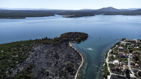 Na območju, kjer marsikateri Slovenec preživlja počitnice, izbruhnil velik požar