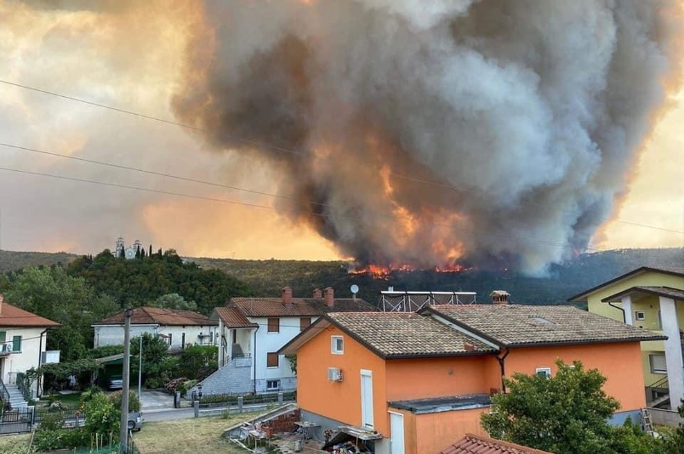 Požar se širi naprej: najhuje je pri Kostanjevici na Krasu (foto: Facebook/ND Gorica)