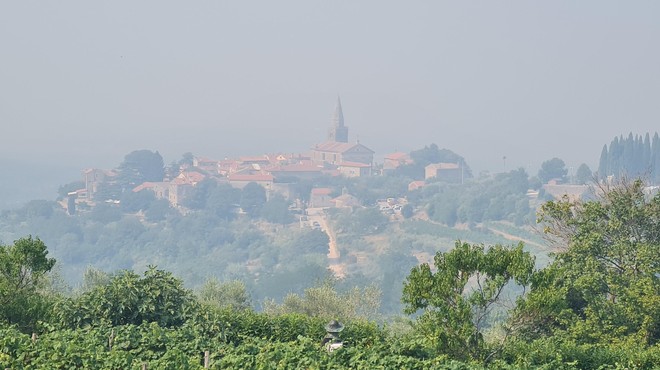Hrvaška Istra v slovenskem dimu, ljudi pozivajo, naj ne zapuščajo domov (foto: Uredništvo)