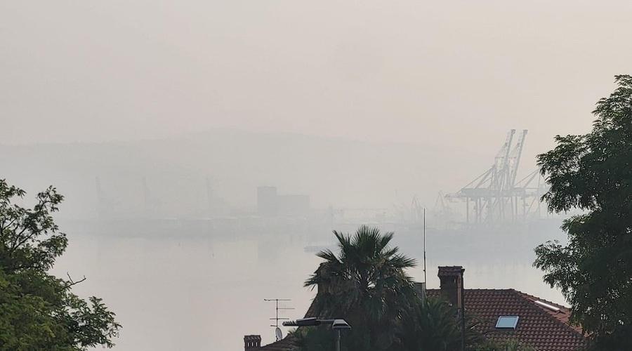 Požar in dim se širita! Umaknite se iz območja Obale (foto: Radio Capris)