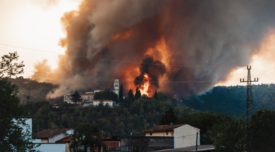 Razmere na Krasu se zaostrujejo: to Slovencem sporočajo gasilci! (foto: Facebook Miren Kras (FOTO: Mitja Ambroželj))