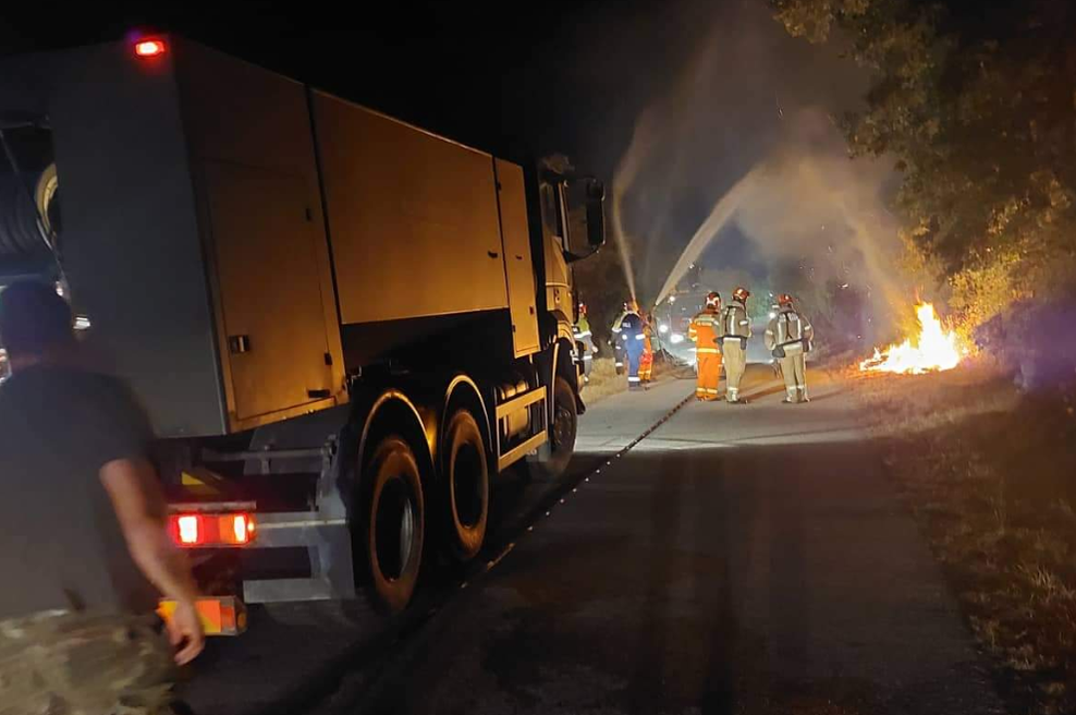Utrujenim gasilcem na pomoč priskočili tudi vojaki: poskrbeli za zdravstveno oskrbo, prenočišča in hrano (foto: Twitter/Slovenska vojska)