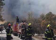 Evakuirani prebivalci so na poti domov, gasilci se še vedno borijo z ognjenimi zublji