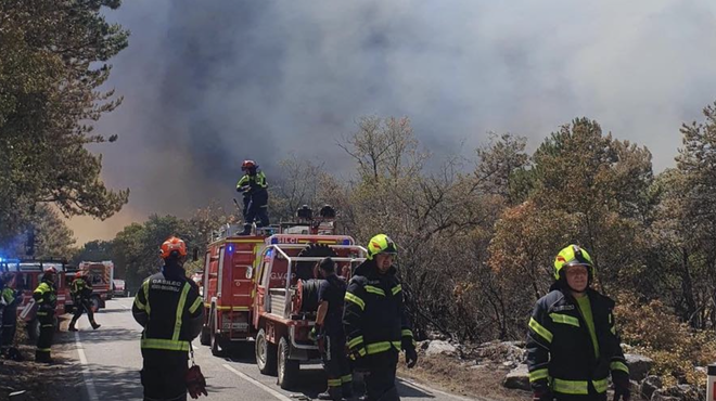 Evakuirani prebivalci so na poti domov, gasilci se še vedno borijo z ognjenimi zublji (foto: Facebook/Slovenska filantropija)