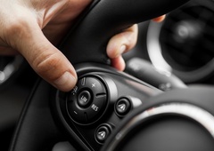 Kako lahko s tempomatom prihranimo pri porabi goriva? V nekaterih okoliščinah je idealen