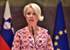 Urška Klakočar Zupančič na seji DZ obšla protokol: zakaj so se moški slačili?