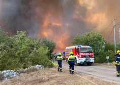 Evakuiranih že več kot 500 ljudi, požar zdaj ogroža tudi to vas