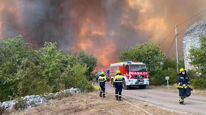 Evakuiranih že več kot 500 ljudi, požar zdaj ogroža tudi to vas (foto: Policijska uprava Maribor)