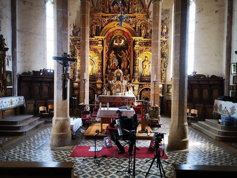 Snemanje Bachovih Suit v cerkevnem ambientu.