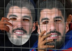 Navijači so si nadeli maske, ki so imele posebno sporočilo za slavnega nogometaša
