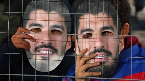 Navijači so si nadeli maske, ki so imele posebno sporočilo za slavnega nogometaša