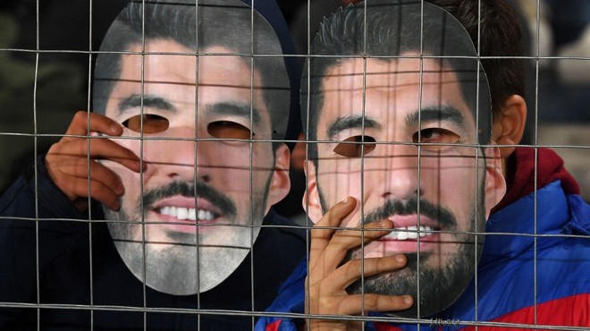 Navijači so si nadeli maske, ki so imele posebno sporočilo za slavnega nogometaša (foto: Twitter/SportsbookBTC)
