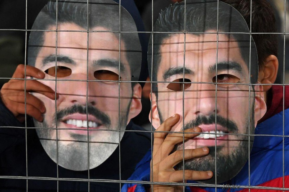 Navijači so si nadeli maske, ki so imele posebno sporočilo za slavnega nogometaša (foto: Twitter/SportsbookBTC)