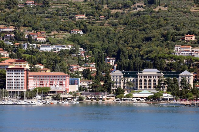Huda tragedija pretresla Portorož: pod kolesi avtobusa končal kolesar, moški umrl na kraju nesreče