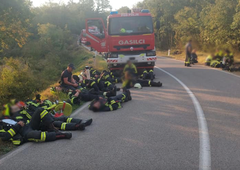 Gasilci imajo vse več znakov utrujenosti, ogenj pa ne pojenja