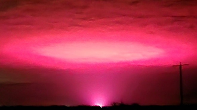 Nebo nad mestom obarvala skrivnostna rožnata svetloba (foto: Tammy Szumowski Facebook)